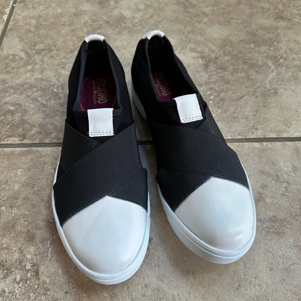 Munro Anjela Black and White Slip-On Sneaker Shoes size 6.5m